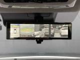 乗員、ヘッドレスト、積載物などでさえぎられがちなルームミラーの後方視界をクリアに保ちます。車室内の状況に関わらず、車両後方にあるカメラの画像をルームミラーに映し出します。