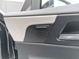 【MERIDIANサウンドシステム】低音から高音までをクリアに再現し車内に臨場感溢れる音響空間を提供致します。