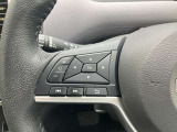 左側にオーデイオやナビのコントロールができるスイッチ、運転中は手を放さず手元で操作可能なんです!