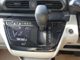 ◆オートエアコン◆車内に取り込む外気をキレイにして、安心おでかけ!操作性と視認性に優れたタッチパネル式です!凹凸が少なく、お掃除が楽にできます!