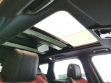 【スライディングパノラミックルーフ】後席まで広がるパノラミックルーフは遮るものがなく、開放的な車内空間を提供致します。