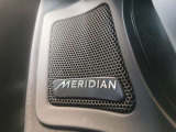 【Meridianサウンドシステム】最適に配置された13個のスピーカーとデュアルチャンネルサブウーファーにより、澄みきった高音から深みのある低音まで豊かなサウンドを生み出します。