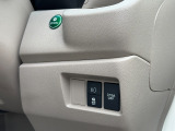 運転席右側のスイッチ類です。丸い緑のスイッチはECONスイッチ。OFFでアイドリングストップの解除が出来ます。