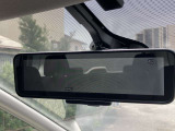 インテリジェント ルームミラー( スマートミラー)は車両後方にあるカメラの映像をルームミラーに映し出すので、乗員やヘッドレスト、積載物などで、視界さえぎられる事なく後方視界を確認出来ます。