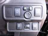 運転席の右側にドアミラースイッチや各スイッチ類が配置されています。