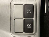 ECOモードはエアコンの利きなどを抑え、低燃費で走れるようにサポートします。EVモードはモーターのみで動くので、夜間などの静かに走行したい時に便利です。(EVモードは一定速度を超えると解除されます)