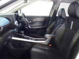 ブラック基調のスポーティなインテリア。前席は部分的にレザー調のシート地を使用、上質感があります。