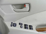 室内スイッチにてミラーの角度調整ができます、運転者さんが替わった時など便利な装備です。 またミラー格納のスイッチも装備しています。