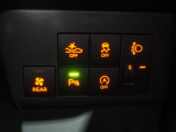 運転席右側のスイッチパネル。スマートアシストやVSC(横滑り抑制機能)、前後コーナーセンサー等の安全機能のスイッチが並んでいます。
