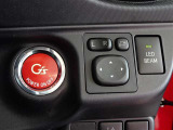 赤いボタンがいいでしょう、キーは鞄で楽チン始動、スマートエントリーシステムを搭載してます。電動格納式ドアミラーも装備してます。