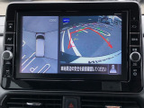 【アラウンドビューモニター装備】 フロント・左右ドアミラー・リヤの4つのカメラにより、車両を真上から見ているような映像をディスプレイに表示します。正確な駐車や取り回しを容易に行うことができます。