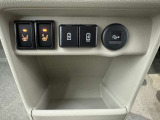運転席・助手席にはシートヒーター機能が備わっています。さらに、USB電源ソケット(Type-A/Type-C)と、USB機器を接続するためのUSBポートも設けられています。