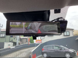 スマートルームミラーは、車両後方に設置されたカメラの映像を、ルームミラーに映し出すことで、死角をなくし、安全性を向上させることができます。また、夜間や雨天時でも、クリアな映像を映し出すことができます。