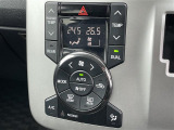 【 左右分離型フルオートエアコン 】運転席と助手席でそれぞれお好みの温度設定が可能で全席にも適切な空調をお届け致します。