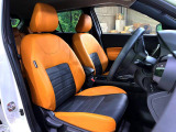 【合皮2トーンレザーシート】汚れのふき取りが容易でメンテナンスもが簡単な、機能性に優れる合成皮革を採用した上質なシートです。座り心地もよく、高級感あふれる心地良い車内空間を演出してくれます。