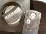 【問合せ:0749-27-4907】【Hondaスマートキー】カバンやポケットに入れたままでもドアの施錠・解錠が可能なスマートキーを装備。エンジンのオン・オフ時もカギを取り出す必要が無いからと手も便利