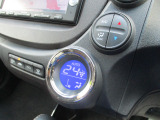 温度設定のみセットして頂ければ、車外気温に合わせて車内の温度を快適に保ってくれるオートエアコン機能付き!