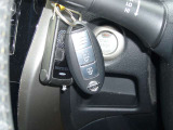 インテリジェントキーで鍵を取り出さなくてもドアロックの施錠・解錠ができます。プッシュスタートでエンジンもかけれます。