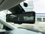 スマートルームミラーには後退時全面画像が映せます。満席乗車でも、後方視界はクリアです。