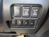 両側オートスライドドア ドアハンドルのボタンを押すだけで開閉楽々です。リモコンキーでも運転席側操作部でも開閉できます。