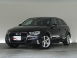 Audiデザインの特徴であるシングルフレームグリルが存在感を主張します。
