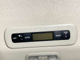 直線的で使いやすい、先進的なデザインのタッチパネル式オートエアコンを採用。さらに、運転席、助手席、後席のトリプルゾーンで別々に温度設定ができるエアコン独立温度調整機能を搭載。