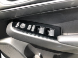【窓操作部分】運転席のスイッチでは、すべてのウィンドーの開閉操作を行うことができます。