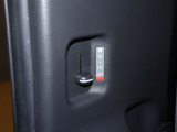 運転席でメインスイッチONしておくと後席でリヤヒーターの風量調整が出来ますので、広い空間(特に足元)がすぐに暖かくなります。