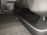 後席の下に収納スペースがあるので、傘や靴などもすっきりとしまえます!