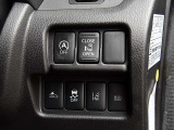 運転席の右側にはアイドリングストップ、オートスライドドア、エマージェンシーブレーキ、VDC、ハイビームアシストの操作スイッチが有ります。
