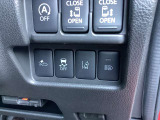 運転席のハンドル右奥側にまとめられたスイッチ群。一目で分かりやすく操作しやすいです。
