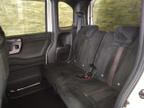 後席も広々!前席との距離や荷室の奥行きを、左右席で別々に調節できるスライドリアシートです。