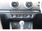運転席、助手席を別々に温度調整できるオートエアコン。