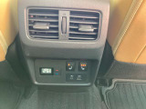後席乗車の方にもおもてなしのエアコン吹き出し口を備えています(後席も設定温度が調整できます。)後部座席の」シートヒータースイッチがあり好みで3段階の温度調整ができます。