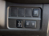 運転席右側にはアイドリングストップ、両側オートスライドドア、ハンズフリーオートスライドドアのスイッチが有ります。