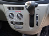 【シフト部分】です。【マニュアルエアコン】ダイヤルを回して簡単に温度調整ができます。車内も快適ですね!