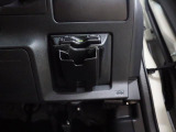 ETC車載器はディーラーオプションの専用ビルトインカバーを使って装着してあります。配線が見えず車内がスッキリする取り付け方法なのが嬉しいですね。※別途セットアップ料金を頂戴します。