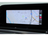 Apple CarPlay対応のナビゲーションシステムは、車両の操作をすることなく、お手持ちのスマートフォンを接続するだけで、メディア再生やマップのミラーリングが可能となっております。