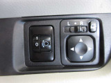 ヘッドライトの調整とサイドミラーの電動開閉ボタンです。