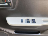 パワーウィンドウスイッチです。運転席で窓の開閉を簡単操作できます!ロック機能を使えば、お子様のイタズラやお怪我を防止できますよ!