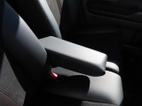 【運転席側のアームレスト】フロント座席はアームレスト付きです。肘を置いてゆったりと運転できます。