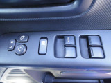 [パワーウィンドー、ドアミラー開閉、角度調整スイッチ]ワンタッチで窓の操作が出来ますよ、また、ミラーの開閉ボタン、ドアミラーの調整ボタンがついております☆