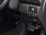 高速道路で便利なETCは、運転席の右側に取り付けられています。コーナーセンサーなどのスイッチも、運転席右側です。