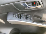 パワーウィンドウスイッチです。運転席で窓の開閉を簡単操作できます!ロック機能を使えば、お子様のイタズラやお怪我を防止できますよ!