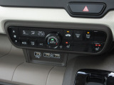 エアコンはオートエアコンでお好みの温度調整が出来、オールシーズン快適にドライブできます!フロントシートの座面に2段階調節のシートヒーターを内蔵。身体を直接温めることができます。