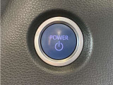 システムスタートボタンです。キーが車内にあれば、エンジンの始動・停止はブレーキを踏んでスイッチを押すだけ!キーを取り出す手間を省き、ワンプッシュでエンジンを操作するので簡単でスムーズです。