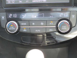 見やすいデジタル表示のオートエアコン!暑い時・寒い時も設定した温度に車内を自動で調節。快適なドライブをサポートしてくれます♪