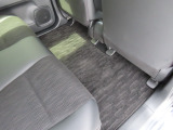 【後部座席のフロアマット】後部座席も純正フロアマット付きです。大きなスレや傷、汚れなどなくこちらも綺麗な状態です。