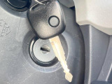 【キーレス】少し離れた場所からでもボタン一つでドアの開錠・施錠ができるのでとっても便利!ドアの鍵穴周りに傷をつけることもありません