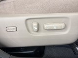 電動パワーシートはボタン一つで細やかな調節が可能ですよ。 意外に力が要るシートの移動もラクラク、思い通りのポジションが見つかります。